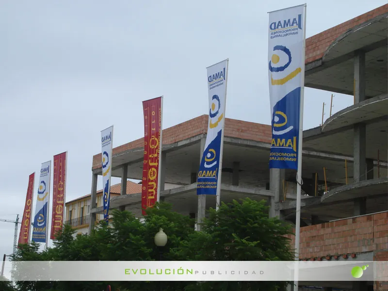 Mástiles y banderolas publicitarias